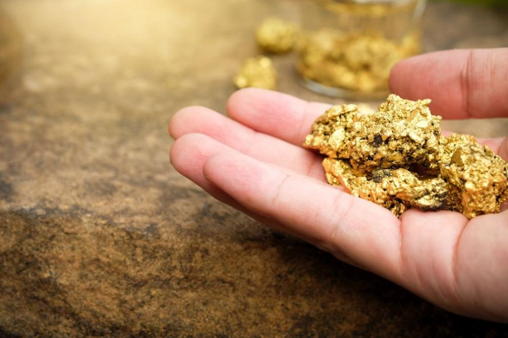 Цената на златото бележи спад, но инвеститорите не са във възторг