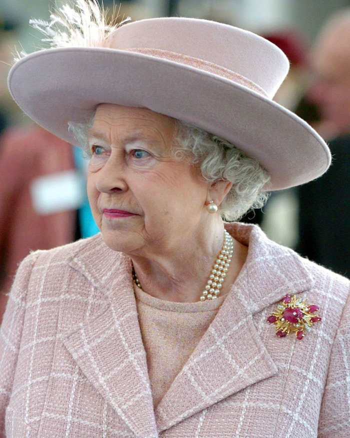 Как Кралица Елизабет Втора жертва семейното си спокойствие заради короната