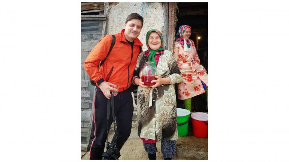 Владо Карамазов се скри от пандемията в Родопите: Хранят го с био храни!