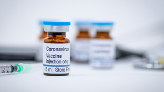 Гърция получава ваксината срещу COVID-19 месеци по-рано от нас