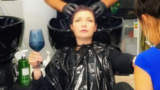 Жени Калканджиева не пуска чашата с алкохол и във фризьорския салон! (виж тук)