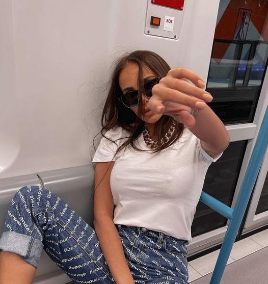 Зърната на Николета Лозанова лъснаха в метрото!
