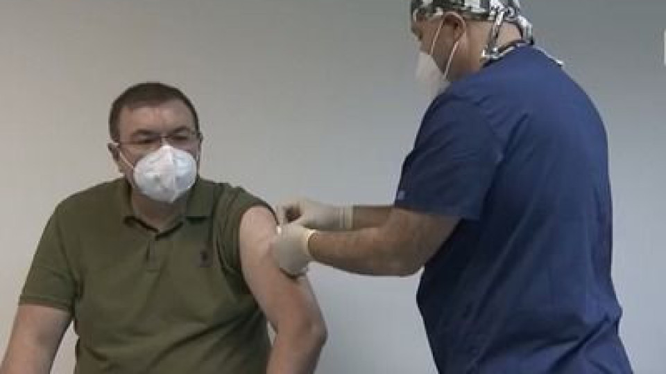 Пръв имунизираха здравния министър Костадин Ангелов!