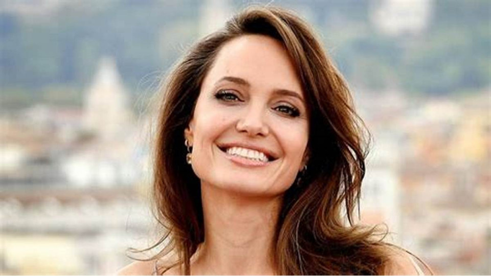 Анджелина Джоли отново пред камерите и откровена за себе си