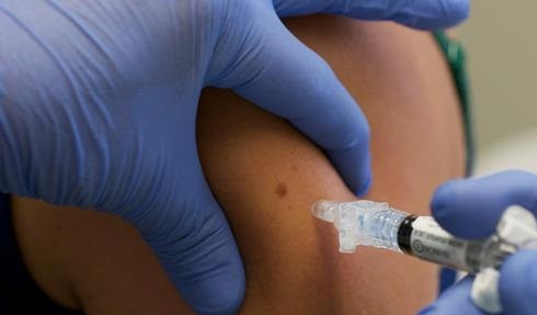 Запознайте се със симптомите, алармиращи за образуването на тромби след ваксинация с Astra Zeneca