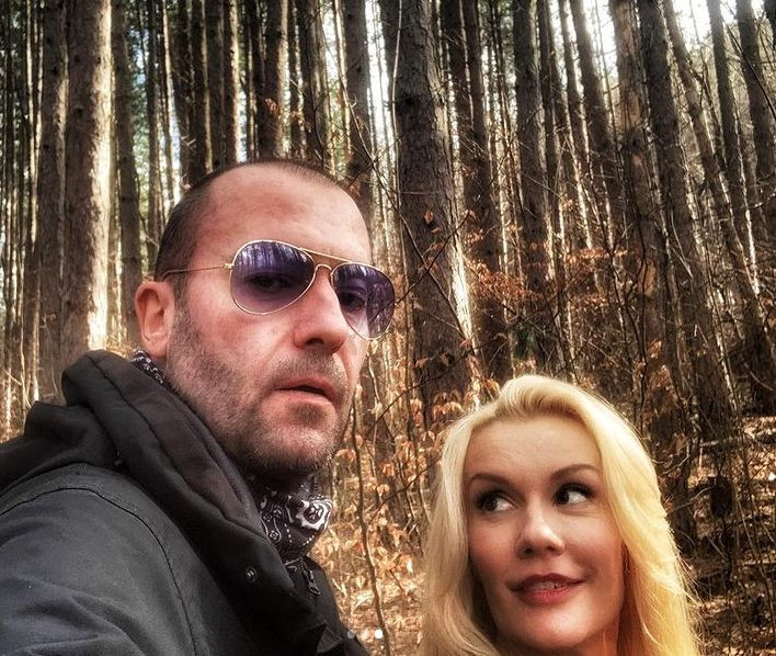 Мария Игнатова и Нойзи в планината: Виж как влюбено го гледа блондинката!