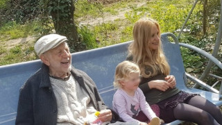 88-годишния Ицко Финци разби татковците: Играе балет с щерката!