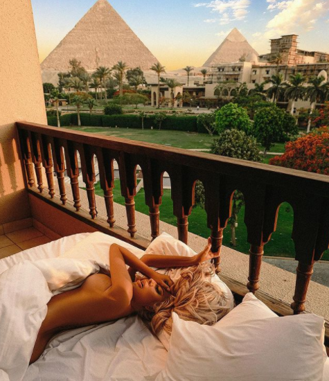 Фотошопирана Андреа се пусна чисто гола пред пирамидите! (виж тук)