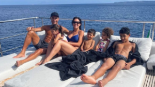 Роналдо отмаря със семейството си на яхта за 5,5 млн. паунда!(Виж още)