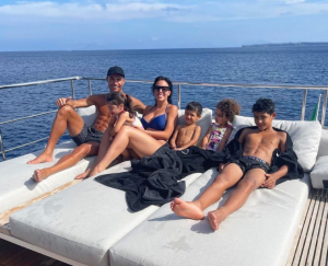 Роналдо отмаря със семейството си на яхта за 5,5 млн. паунда!(Виж още)