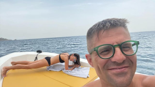 На яхтата: Андрей Арнаудов мързелува, жена му спортува! (още подробности)