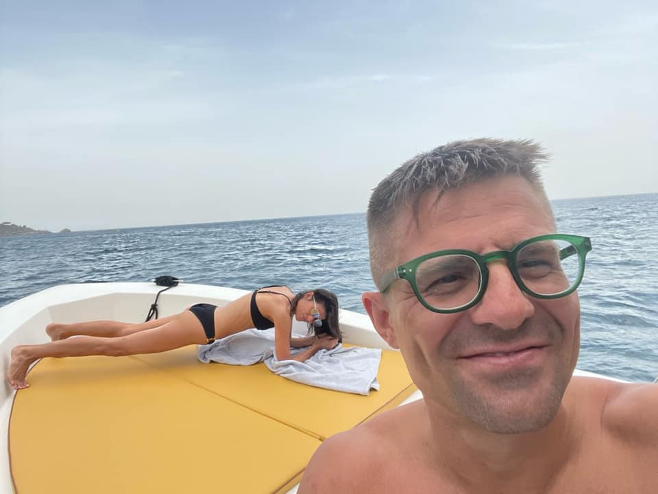 На яхтата: Андрей Арнаудов мързелува, жена му спортува! (още подробности)