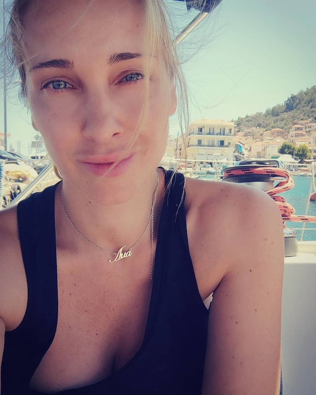 Алекс Раева релаксира на яхта в съседна Гърция!(Подробности)