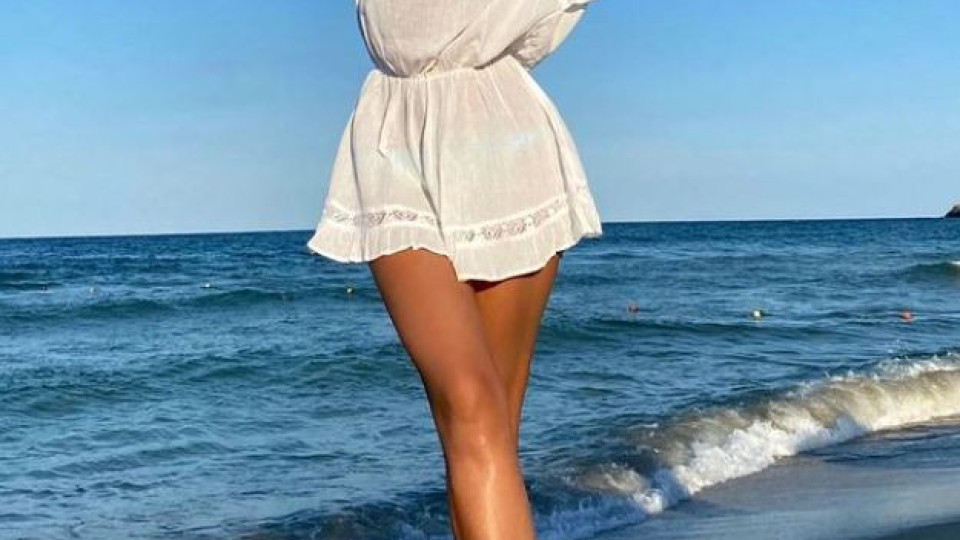 Горещо: Наталия Гуркова заголи бедра на плажа! (виж тук)