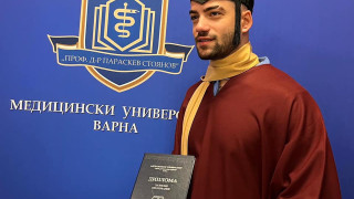 Честито: Рапърът Атанас Колев вече е дипломиран гинеколог! (виж тук)