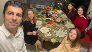 Кирил Петков и жена му без родителите си на Коледа! (още подробности)