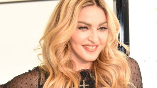 Мадона отново блокирана заради разголените си снимки