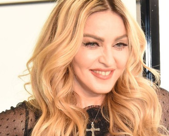 Мадона отново блокирана заради разголените си снимки