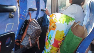 Ще паднете от смях: Пиленцето от Монако - Нина се тъпче в междуградски автобус! (вижте я с чантите от село)