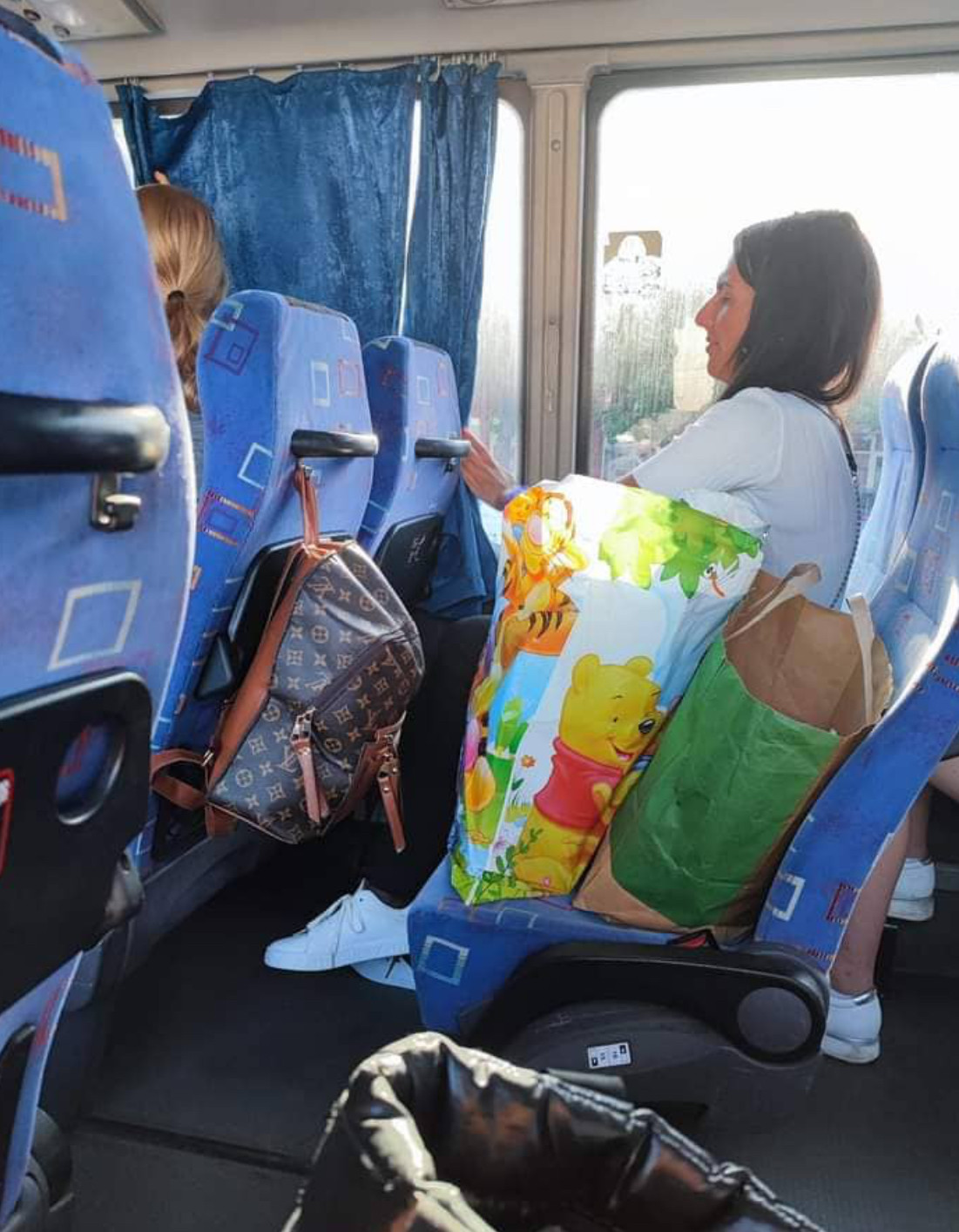 Ще паднете от смях: Пиленцето от Монако - Нина се тъпче в междуградски автобус! (вижте я с чантите от село)