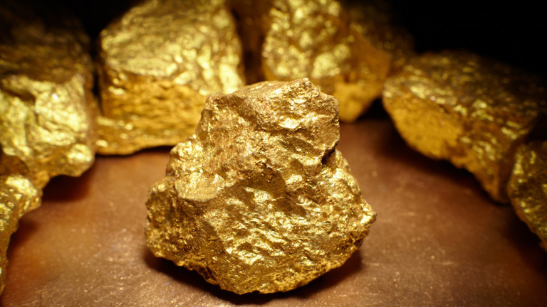 Цената на златото пада, но въпреки това все още е стабилна