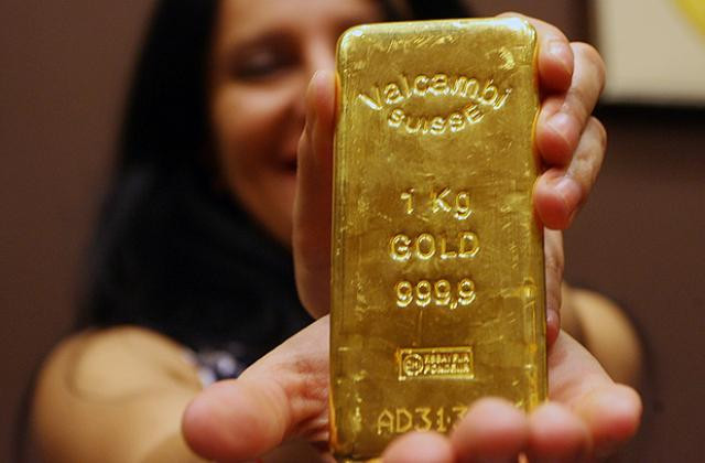 Цената на златото пада