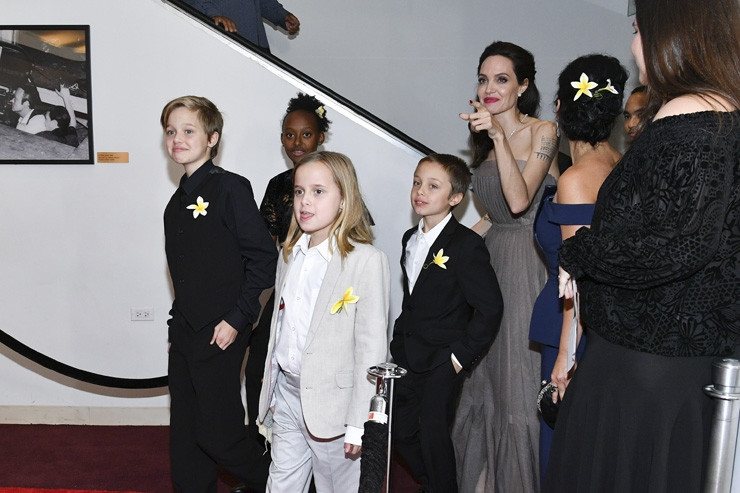 Анджелина Джоли в ролята на майка на Алиса и Пан