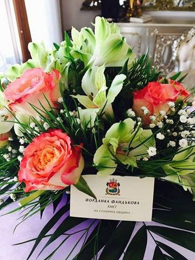 Властта се размаза: Затрупа с цветя и подаръци рожденичката Лили Иванова! (първи снимки от партито и честитките) - Снимка 4