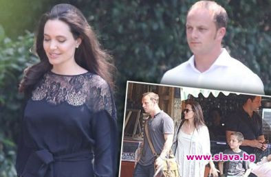 Холивуд гръмна: Заснеха Анджелина Джоли да интимничи с нов мъж! (държи се като татко с децата й - СНИМКИ) - Снимка 2