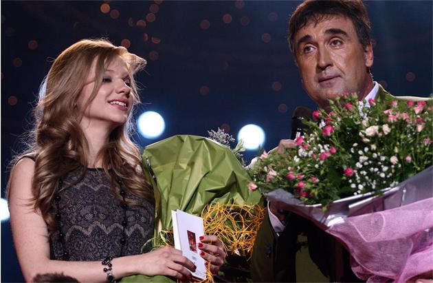Веселин Маринов с щерка си на сцената