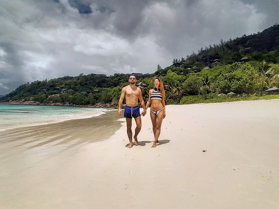 Влюбената двойка се разхожда по плажа на Сейшелските острови