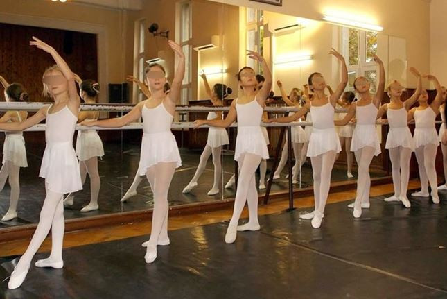 Рая на Азис всеки ден е в балетната школа
