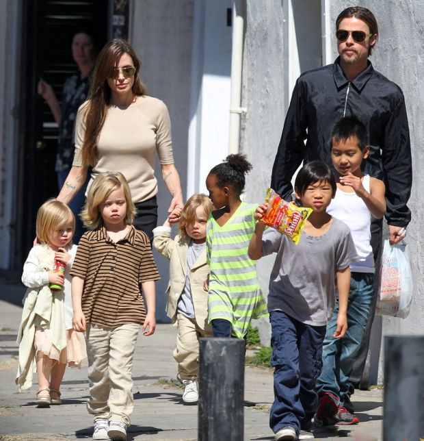 Анджелина Джоли на дава децата на Брад