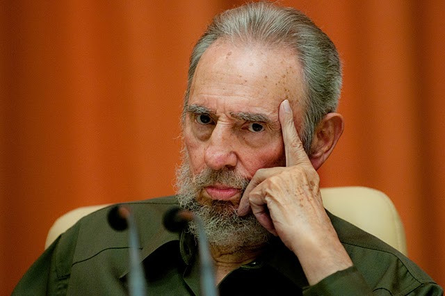 Фидел Кастро стана на 90 години и получи огромна пура от 90 метра, записана в Гинес