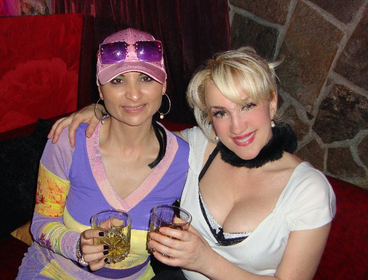 Сашка Васева с една от приятелките си Софи Маринова