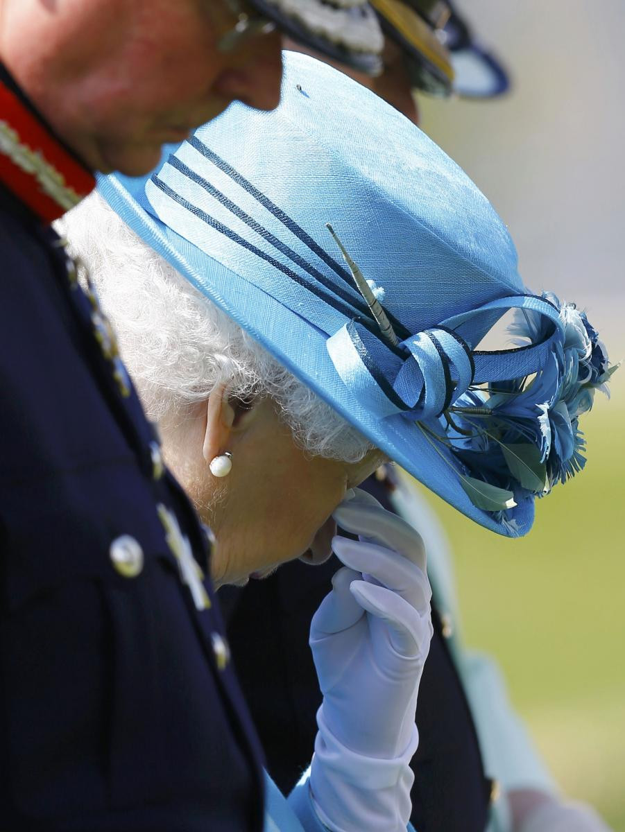 Кралица Елизабет зарони сълзи