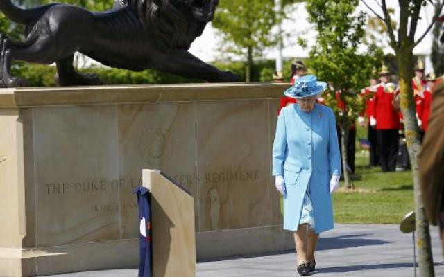 Кралица Елизабет Втора на церемонията за загиналите войници