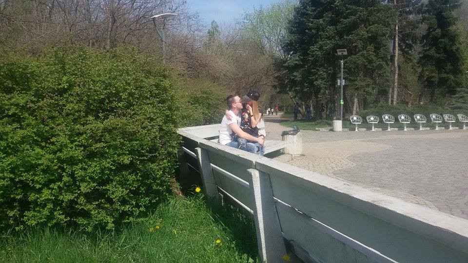 Александър и Ирена като влюбени гълъбчета на пейка в парка