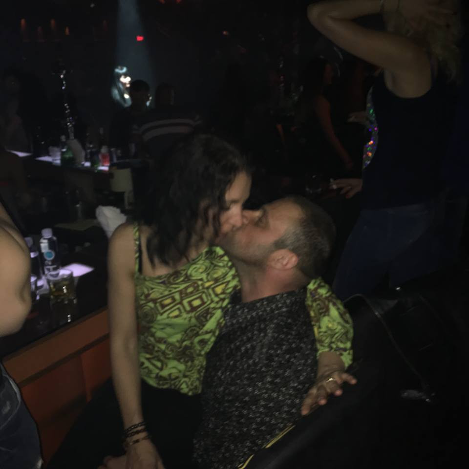 Недик се целува с новата си Мери в столичен клуб