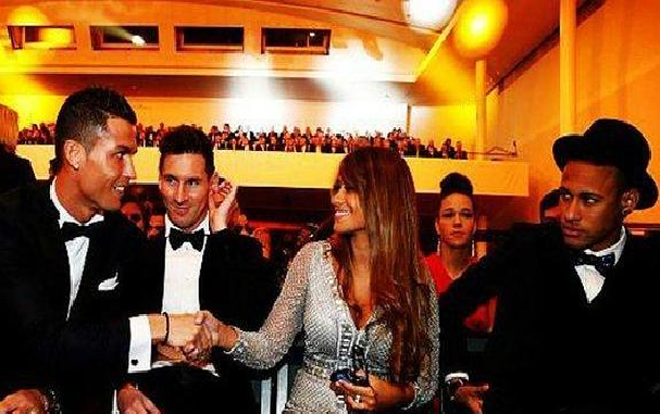 Снимка от последната церемония за "Златната топка": Ясно се вижда и тук, че Кристиано Роналдо си пада по жената на Лионел Меси