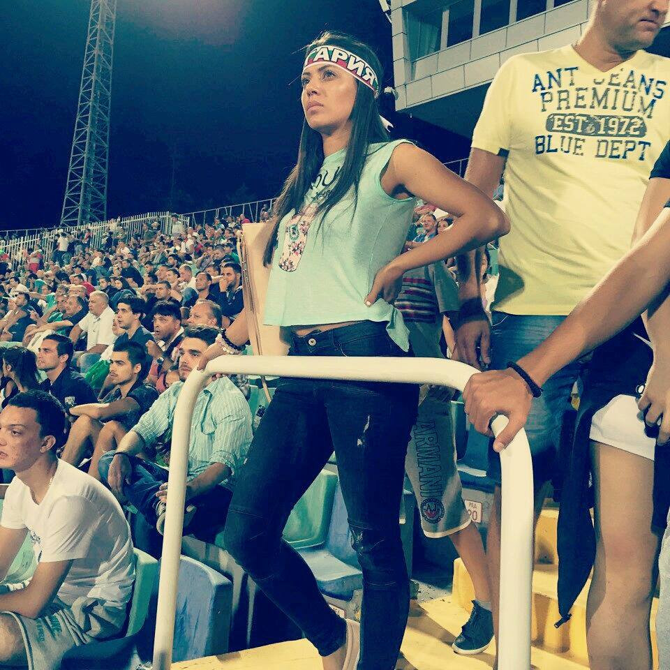 Ванеса подкрепя "лъвовете" на стадиона