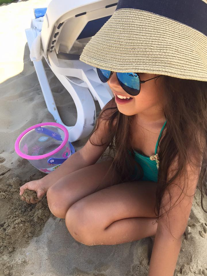 Малката Марая не спира да си играе на пясъка