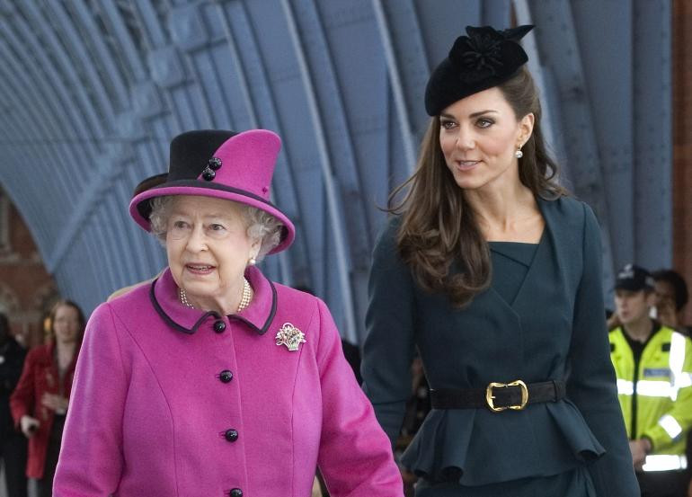 Кралица Елизабет Втора е в обтегнати отношения с младата красавица Кейт Мидълтън
