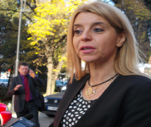 Богдана Желявска е уважаван съдия, но това не й пречи да се разхожда скандално навън