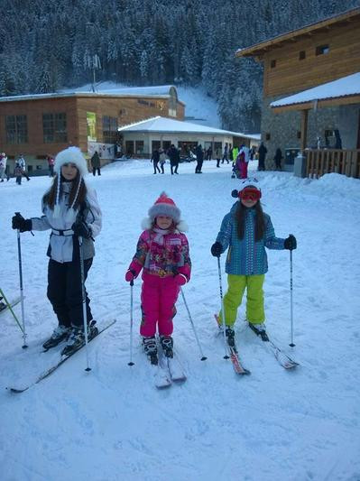 Малката Крисия си почива на ски със семейството 