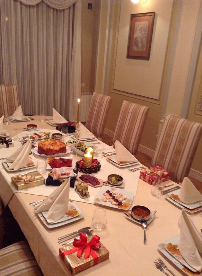 Красивата маса с подарък за всеки гост