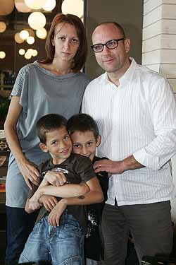 Тити Папазов със семейството си