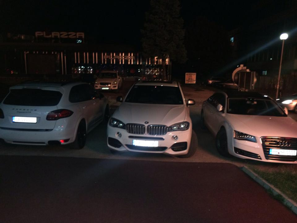 Така изглежда ВИП-паркинга на клуба, управляван от Петко Димитров в нощта срещу вторник