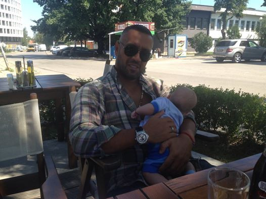 Петко Димитров държи бебе Доминик