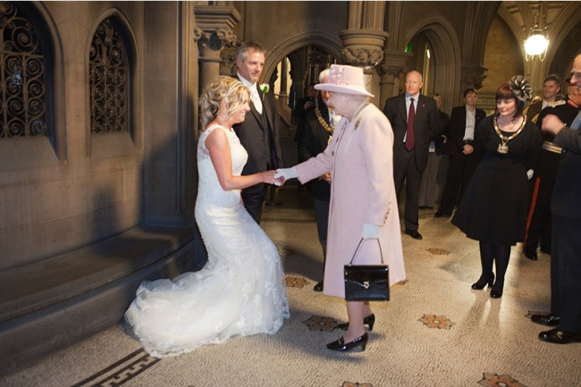 Те поканили на майтап Кралицата на сватбата си - тя взела, че дошла!